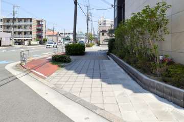 敷地北側の前面道路（西側から）