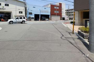 敷地南側の前面道路（西側から）