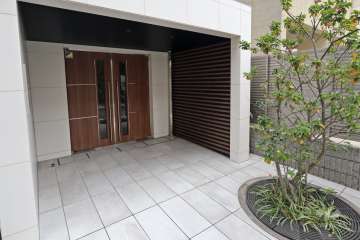 エントランス前には植栽があります。