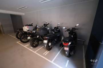 屋内に設けられたバイク置き場