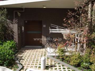 駐輪場入口。駐輪場は屋内にあります。