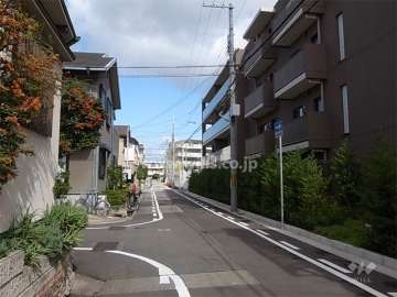 敷地西側の前面道路。敷地の東、北、西の3方が接道し、建物はコノ字型に配置されています。