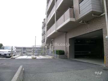 敷地内駐車場（屋内と屋外とがあります。）