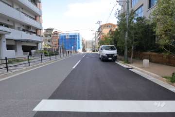敷地北側の前面道路（西側から）