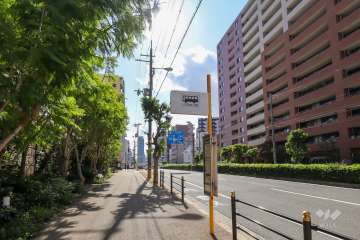 目の前にバス停があります。