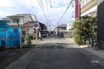 敷地北側の前面道路（東側から）