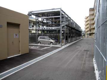 敷地内駐車場（機械式4段20台・機械式5段75台・平面式4台（来客用駐車場１台含む））