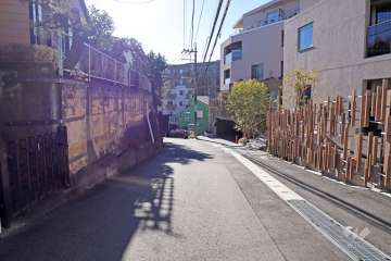 敷地東側の前面道路(北側から)