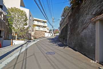 敷地東側の前面道路(南側から)