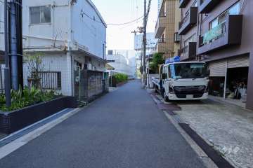 敷地西側の前面道路（北西側から）