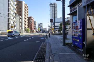 敷地東側の前面道路（北東側から）