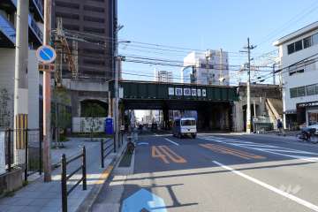 敷地東側の前面道路（南東側から）