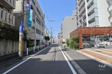 敷地南側の前面道路(東側から)