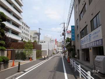 敷地南側の前面道路。駅前のにぎやかな通りから一本中に入っている為、静かです。