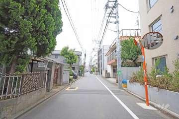 敷地南側の前面道路