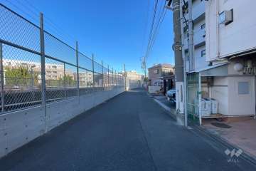 敷地西側の前面道路
