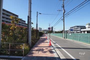 敷地北側の前面道路（東側から）