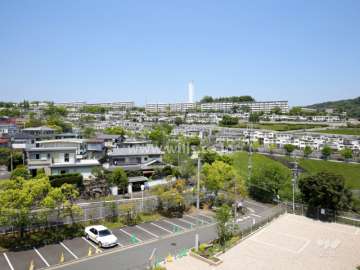 陽和台第4住宅の遠景。南斜面の高台にあります。