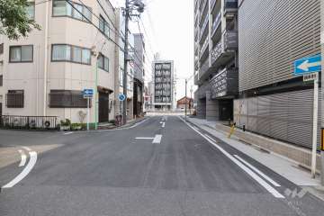 敷地東側の前面道路（北側から）