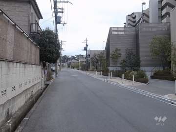 周辺はマンションと一戸建てが混在する静かな住宅地です。
