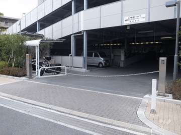 駐車場の出入り口（ロボットゲート付き）