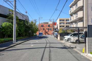 敷地南側の前面道路（東側から）