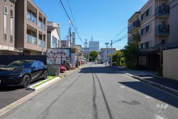 敷地南側の前面道路（西側から）
