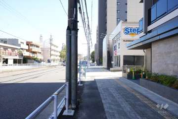 敷地北側の前面道路（西側から）