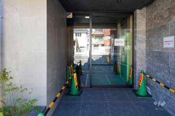 エントランス。オートロック付きです。