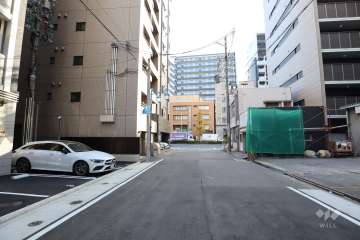 敷地西側の前面道路（北側から）