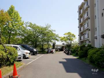 敷地内駐車場（屋外平面式）と駐輪場