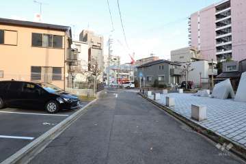 敷地東側の前面道路（南側から）