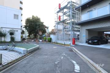 敷地東側の前面道路（北側から）