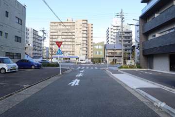 敷地西側の前面道路（南側から）