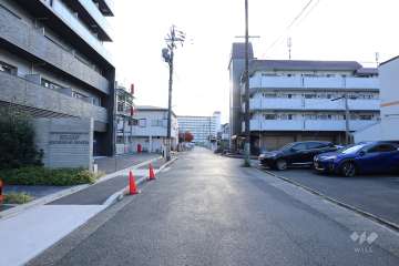 敷地西側の前面道路（北側から）
