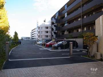 敷地内駐車場（ロボットゲート付き）　一番奥にバイク置き場があります。