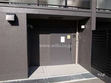 駐輪場入口。駐輪場は屋内にあります。