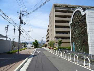 敷地西側の前面道路