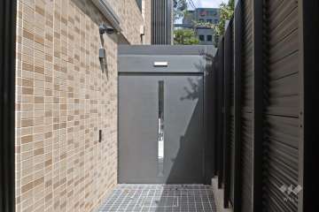 屋内に設けられた駐輪場の出入り口