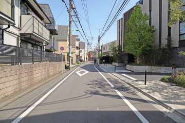 敷地北側の前面道路(西側から)