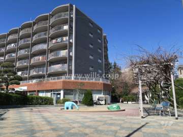 敷地南東側の広場。敷地は南東角地で開放感があります。
