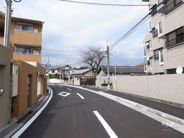 敷地南西側の前面道路。周辺は区画の整った静かな住宅地です。