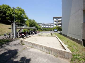 敷地西側にある小さな公園（砂場）