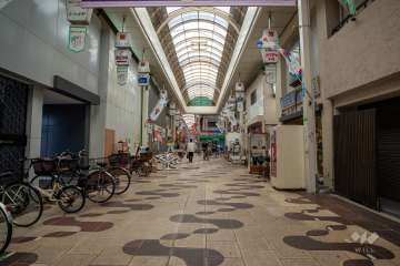 敷地西側は野田新橋筋商店街に面しています。