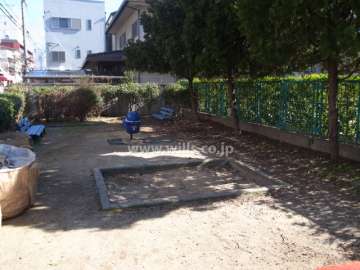 敷地に隣接する小さな公園