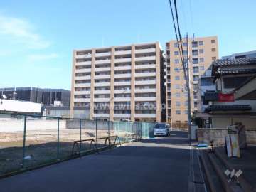周辺はマンション、一戸建てなどが混在する住宅地です。