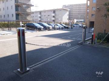 駐車場出入り口にはロボットゲートが設置されています。