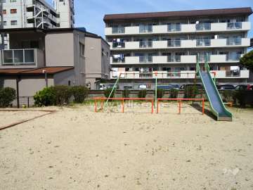 敷地に隣接する沢良宜西一丁目第2児童遊園
