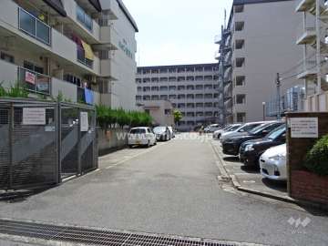 駐車場出入り口
