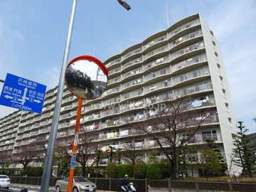 南茨木ハイタウン美沢Ｇ棟の外観（南東側から）